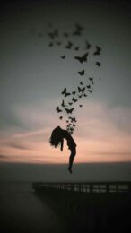 LA DONNA RE-ATTIVA di Verena Schmid: una donna vola in cielo. Dal suo petto, un gruppo di farfalle prende il volo